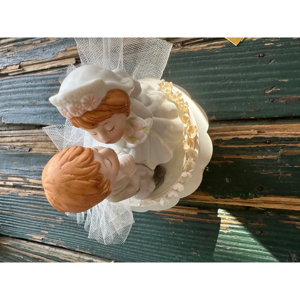 Vintage Wedding Cake‎ Topper Bride and Groom Kissing Figurine Tulle Plastic Base